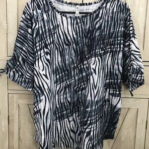 Leo & Nicole Woman's XL Top - Elbow Sleeves - New with tags - Blues and white